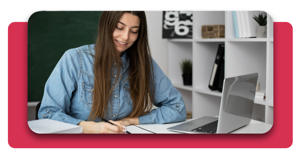 Una estudiante toma apuntes en su ordenador mientras realiza un curso online gratuito en España, aprovechando la flexibilidad de la formación digital.