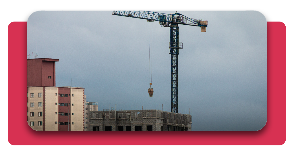 Obtener formación especializada en grúas torre puede mejorar la empleabilidad y facilitar el acceso a oportunidades laborales en construcción.