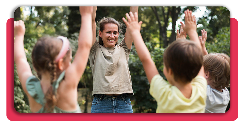 Capacítate en dinámicas grupales y actividades para niños y jóvenes 1 Monitores titulados guiando juegos lúdicos y dinámicas grupales con niños en un campamento de verano al aire libre en España, fomentando la inclusión activa