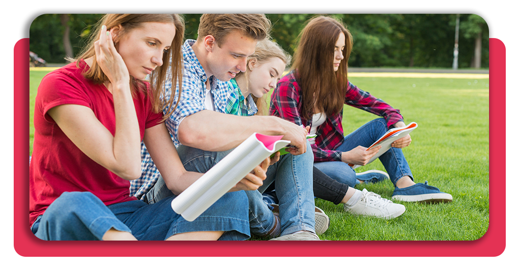 Capacítate en dinámicas grupales y actividades para niños y jóvenes 2 Monitores titulados organizando juegos dinámicos y actividades para niños y jóvenes al aire libre en España, fomentando el compañerismo en el grupo
