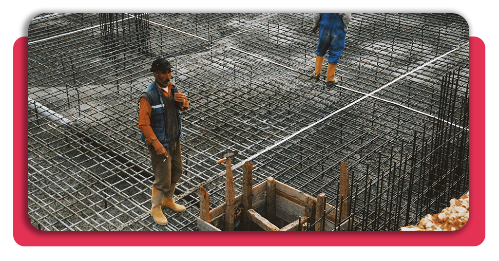 Curso gratis de acabados rígidos y urbanización: plazas subvencionadas 1 Operarios cualificados preparan las bases estructurales de una obra. La formación técnica te capacita para trabajar con seguridad en proyectos urbanos.