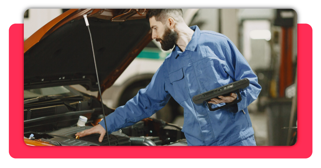 Aprende diagnóstico automotriz y mejora tus oportunidades laborales 1 Un mecánico automotriz hace un diagnóstico completo en un vehículo, dentro del taller de reparaciones, gracias a un dispositivo de medición especial.