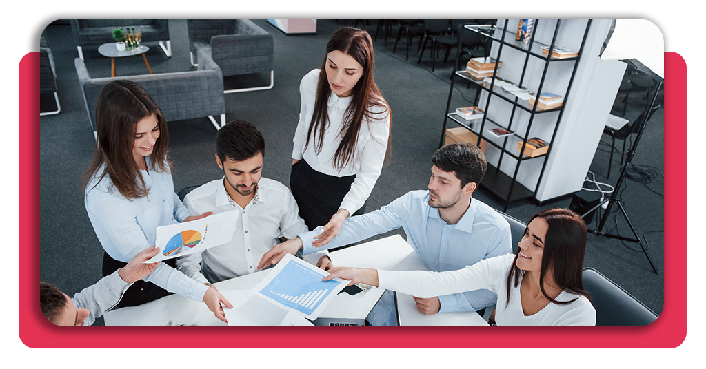 Profesionales de RRHH colaboran en la gestión de personal, la organización empresarial y el desarrollo de competencias mediante formación especializada.