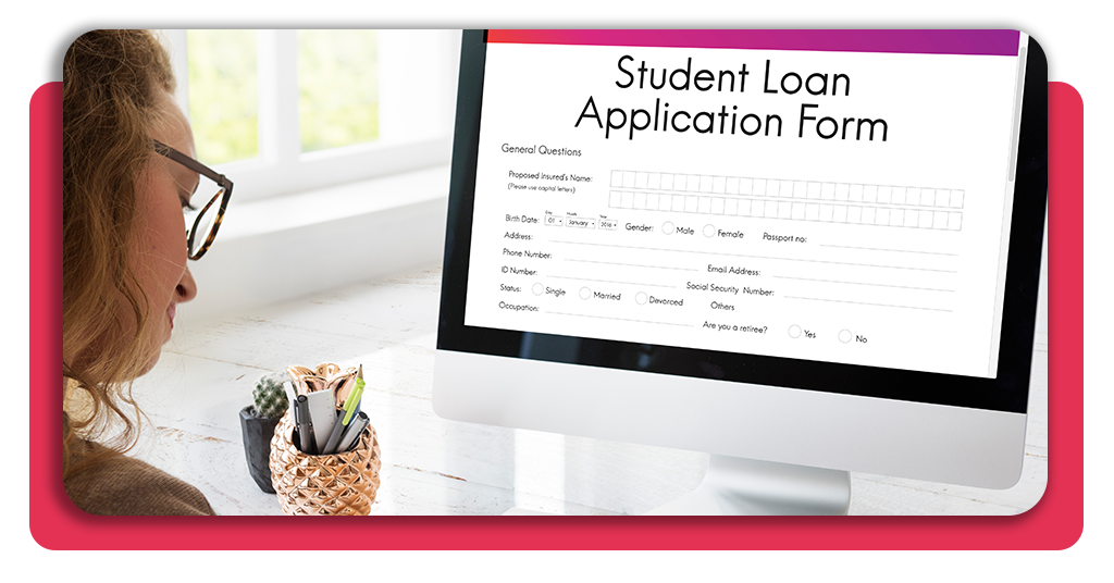 Una persona completa el formulario de inscripción para acceder a un curso online de administración del personal y comenzar su formación profesional gratuita.