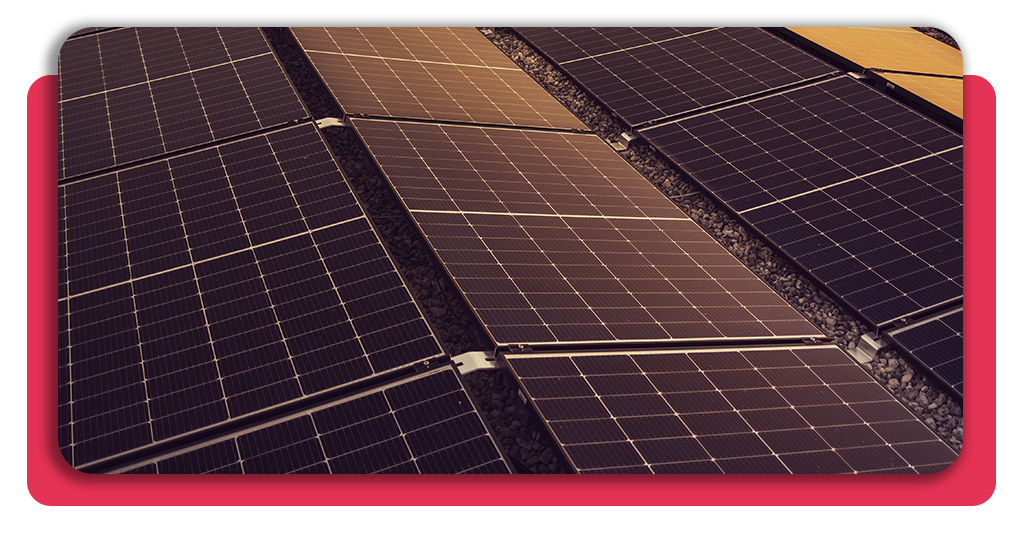 Mantenimiento de instalaciones solares fotovoltaicas: curso gratuito 1 Se observan muchos paneles solares colocados en una posición ideal para absorber los rayos del sol. Esta es una energía limpia y libre de riesgos