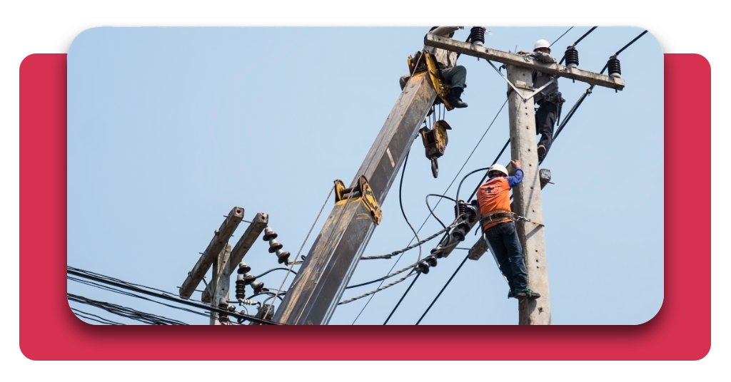 Trabajadores del sector eléctrico laborando en la reparación y mantenimiento de líneas de transmisión de energía eléctrica con la ayuda de una grúa telescópica