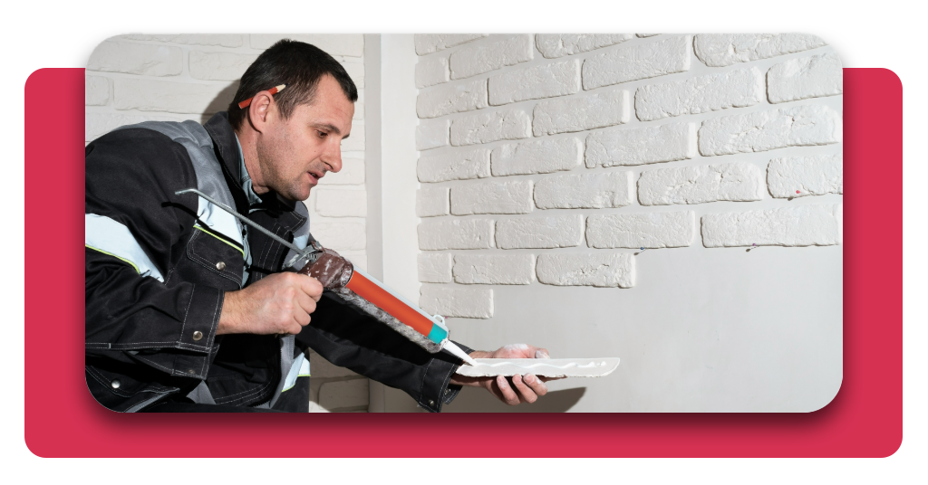Profesional especializado aplica técnicas en una obra demostrando precisión. Logrando un acabado uniforme y de alta calidad profesional en revestimientos
