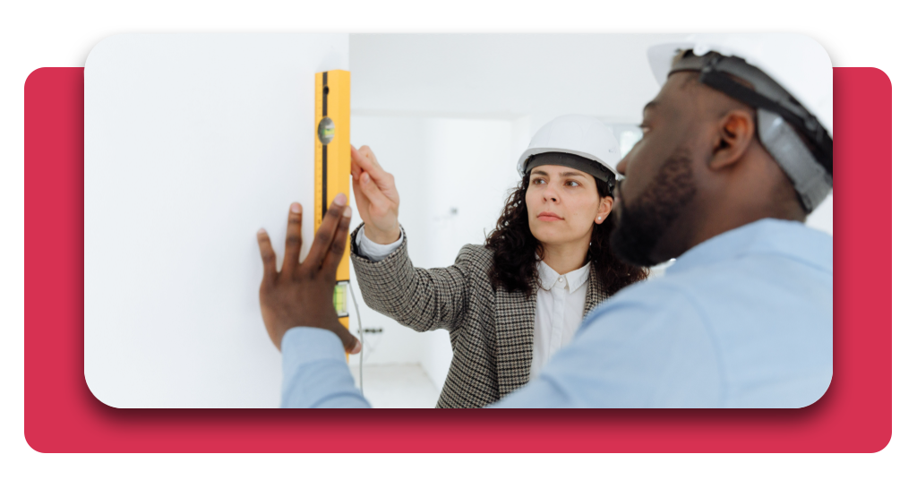 Revestimientos ligeros y técnicos: formación gratuita 1 Un operario profesional enseña a una alumna a nivelar y tratar soportes de obra en una reforma de vivienda, aplicando técnicas avanzadas de construcción
