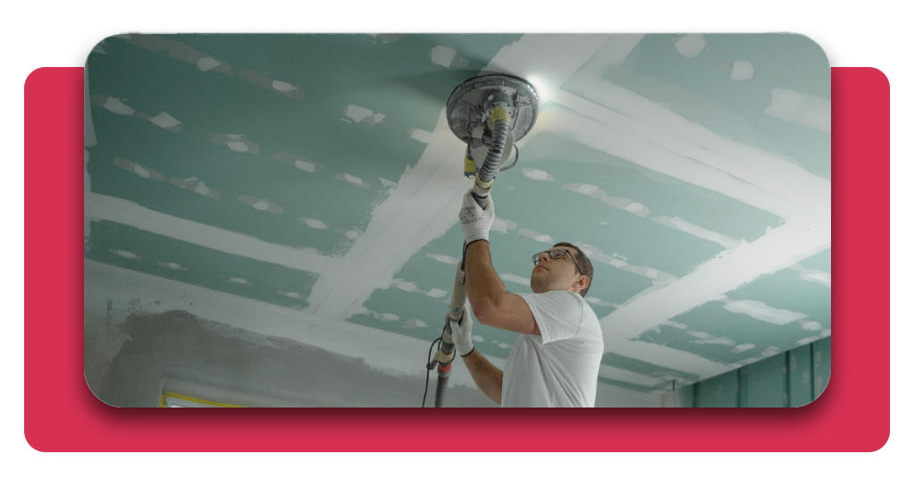 Revestimientos ligeros y técnicos: formación gratuita 2 Un operario cualificado instala placas de yeso laminado en una reforma interior, utilizando herramientas profesionales de fijación y nivelación