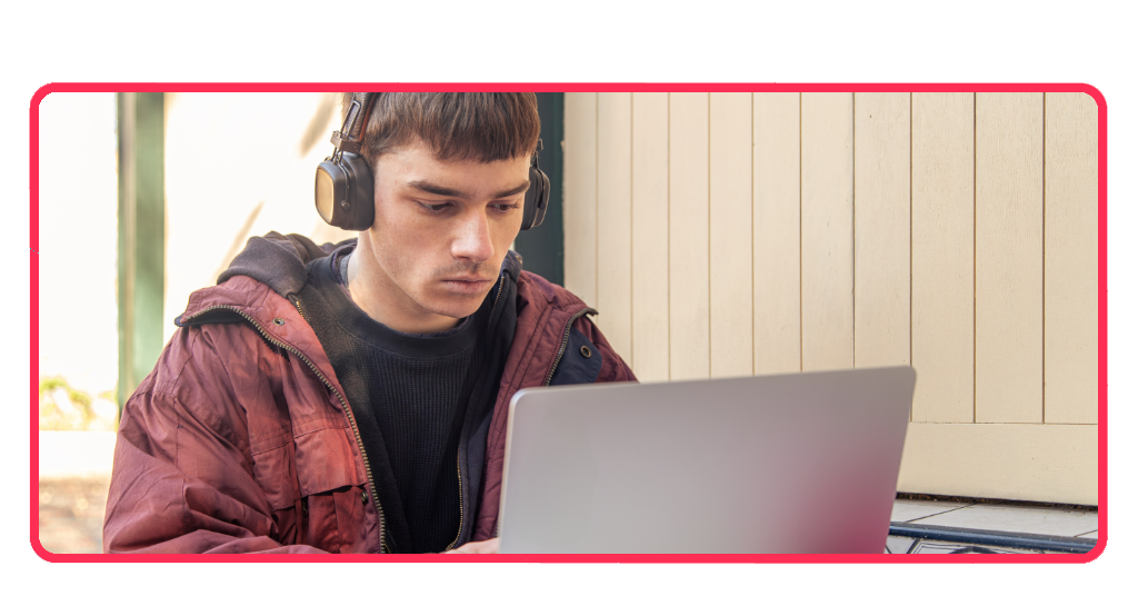 Soldadura eléctrica para principiantes: curso gratis con certificado 1 Estudiante aprende onlinefrente a su computadora portátil de forma cómoda y concentrada. Una opción práctica para la formación