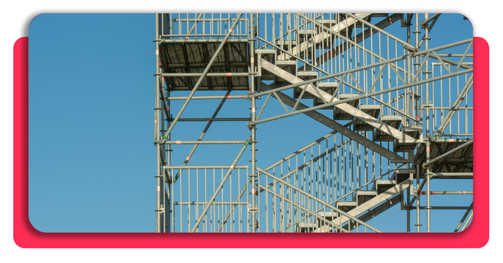 Andamios en obra de construcción, escalera metálica industrial
