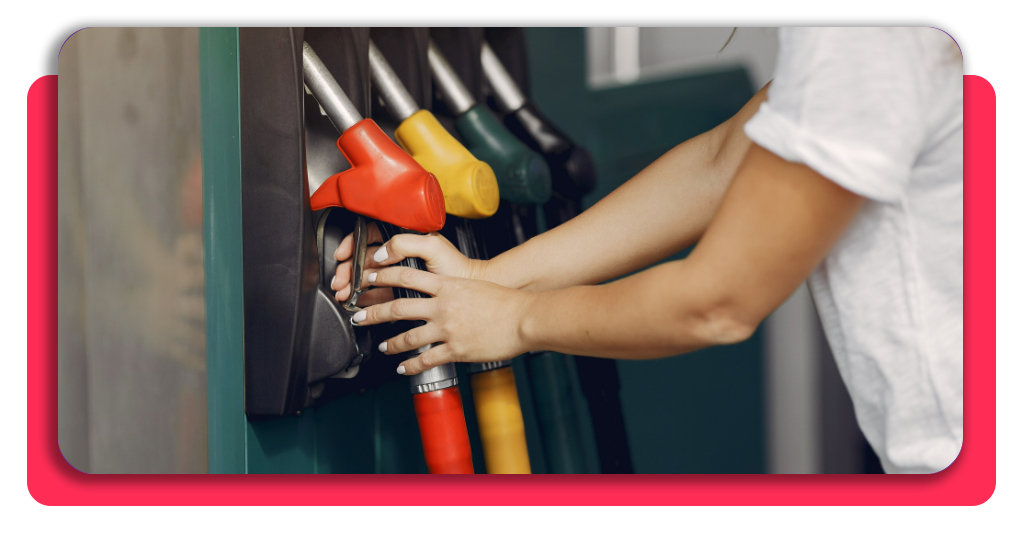Mujer elegante de pie en un puesto de gasolina
