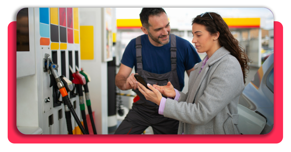 Personas en una estación de servicio de gasolina