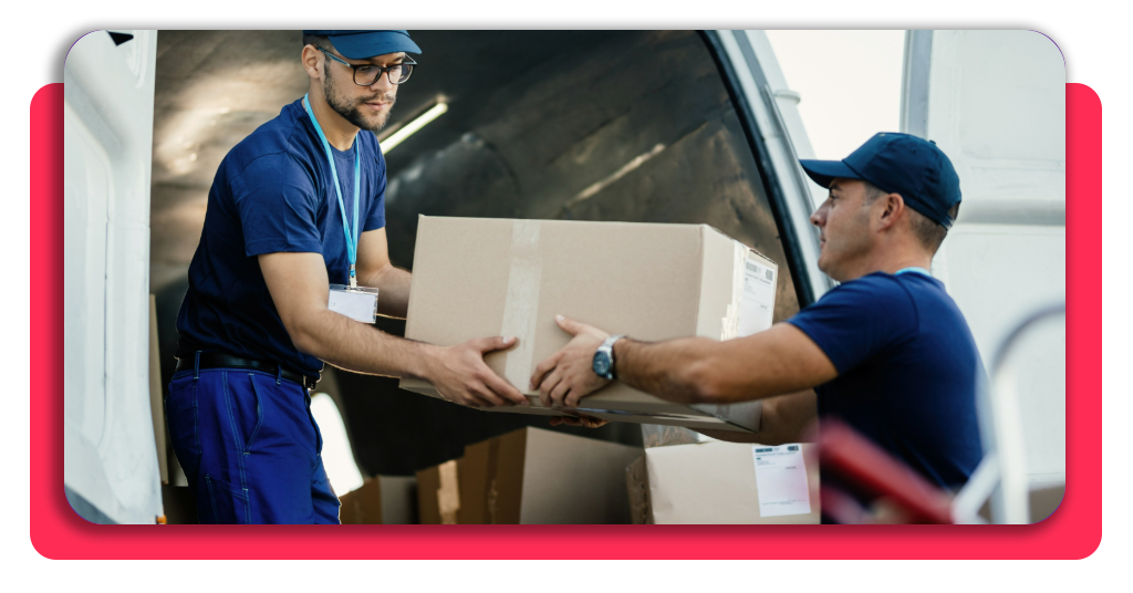 Repartidores cargando cajas en furgoneta para envío