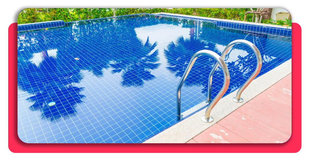 Piscina de hotel con escalera y agua cristalina