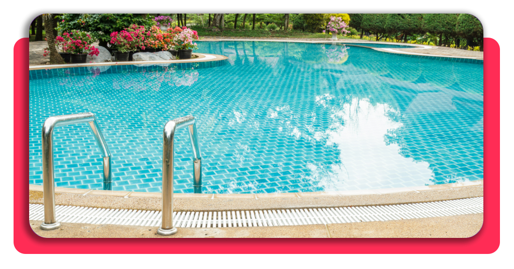 Escaleras de piscina y agua limpia tras mantenimiento