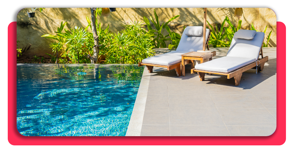 Piscina al aire libre de hotel con sombrillas y tumbonas