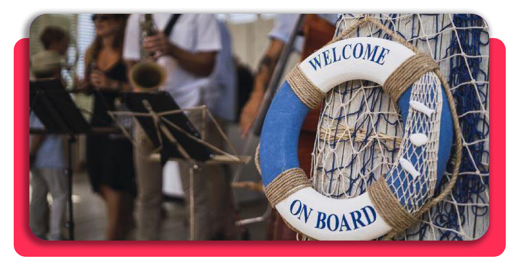 El STCW te forma en seguridad contra incendios, supervivencia en el mar, primeros auxilios y responsabilidades sociales a bordo. Son competencias esenciales