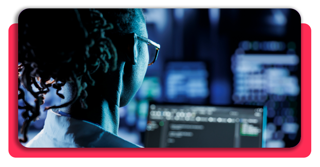 Curso gratis de ciberdefensa: Inscríbete antes de que se agoten 1 Una persona revisa los sistemas de seguridad de una empresa para determinar vulnerabilidades ante amenazas externas