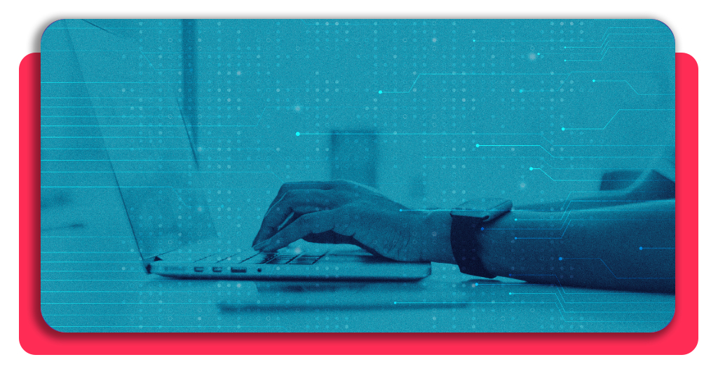 Curso gratis de ciberdefensa: Inscríbete antes de que se agoten 5 Un programador trabaja desde su laptop implementando mecanismos de seguridad en una empresa digital