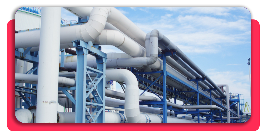 Vista panorámica de las instalaciones de almacenamiento y regasificación de energía en una planta industrial que emplea a técnicos formados