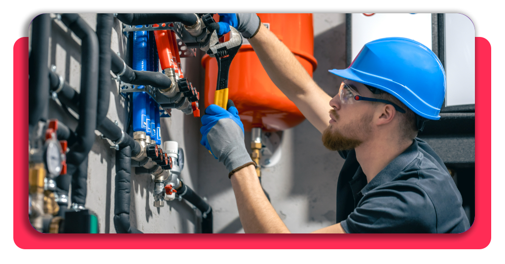 Instalaciones de una planta de gas natural licuado donde trabajan los operadores técnicos capacitados en la gestión energética en España