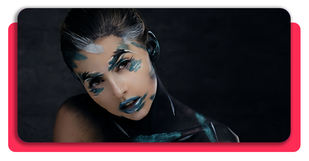 Una demostración práctica del arte visual en el rostro y cuello, mostrando la creatividad y precisión técnica aprendidas en las sesiones de formación.