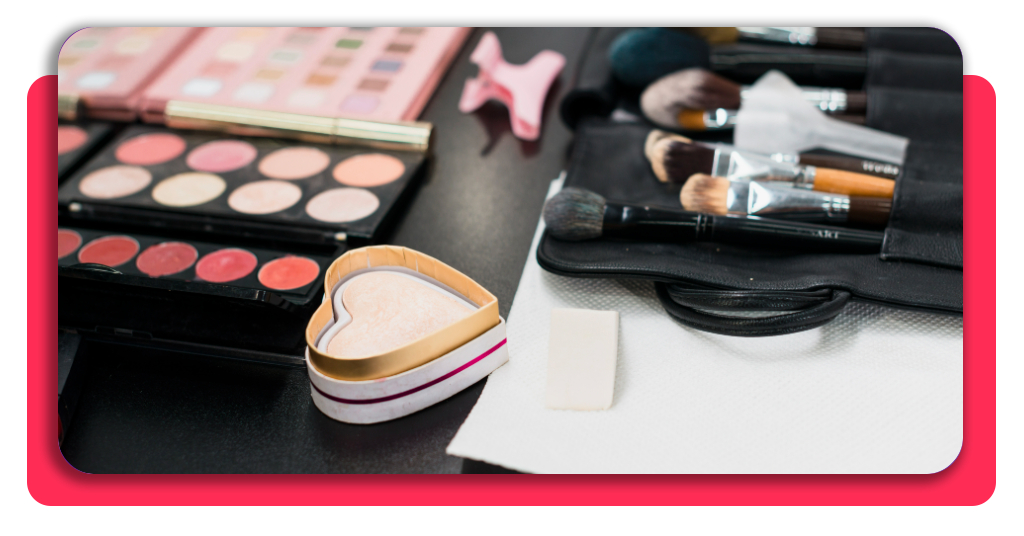 Maletín de maquillaje profesional con pinceles y paletas de colores