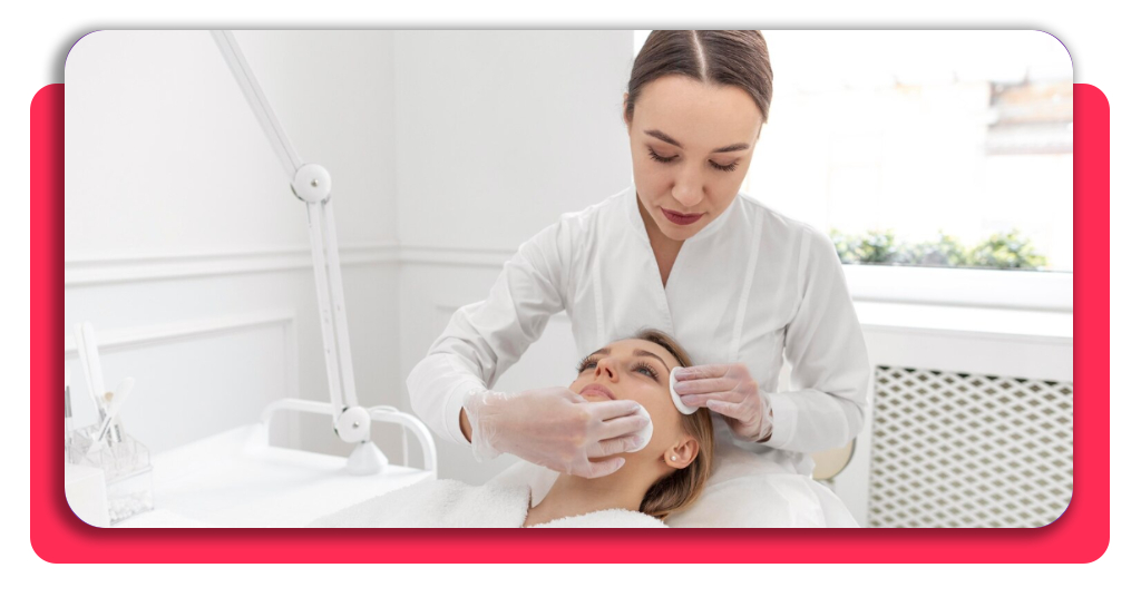 Conviértete en auxiliar de medicina estética con este curso gratuito 2 El dominio de las técnicas de higiene y preparación facial resulta imprescindible para brindar un soporte de calidad durante las sesiones.