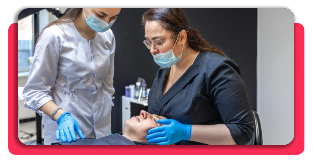 Conviértete en auxiliar de medicina estética con este curso gratuito 3 El trabajo coordinado entre el profesional especializado y su personal de apoyo asegura un entorno de tratamiento riguroso y seguro.