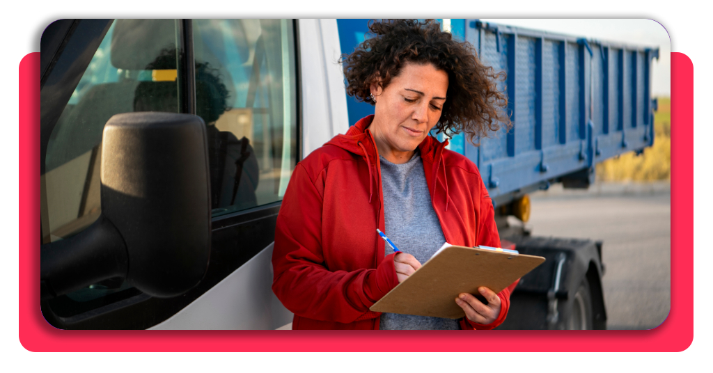 ¿Eres camionero? Saca el carnet ADR y gana más hoy 5 Conductora profesional en la cabina de su vehículo preparada para impulsar su carrera laboral en el sector logístico y de transporte terrestre en España.
