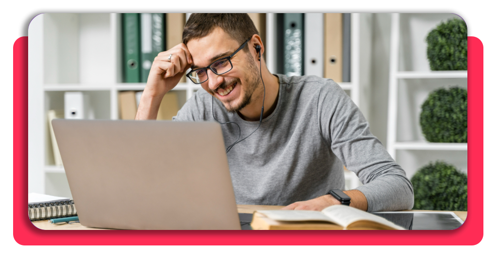 Curso de carretillero gratis con certificado UNE58451 1 Chico sonriente estudiando concentrado frente a su ordenador portátil para completar con éxito su formación académica online y mejorar su currículum.