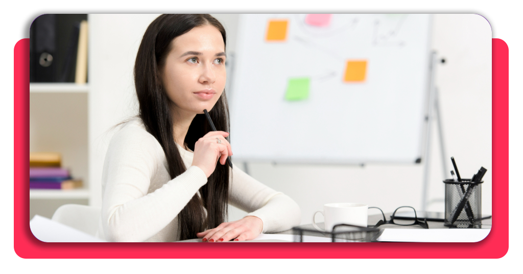 Curso de carretillero gratis con certificado UNE58451 4 Una joven profesional analizando nuevas oportunidades laborales tras completar su formación especializada en el entorno de oficina.