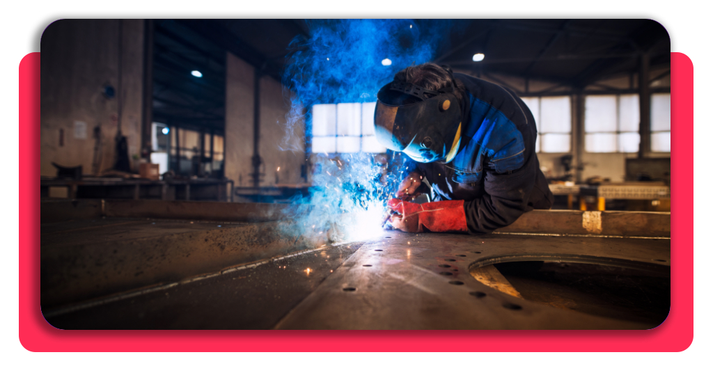 Curso gratis de soldadura MIG/MAG: plazas disponibles hoy 1 Un técnico cualificado realiza trabajos de ensamblaje y soldadura metálica profesional con equipo de protección individual en un taller industrial en España.