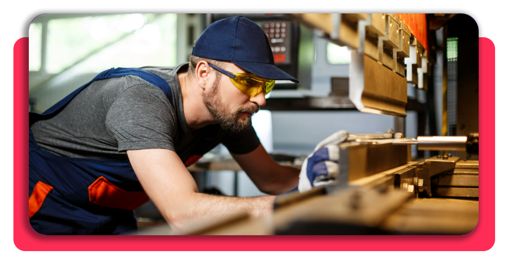 Cursos LABORA gratis en Valencia: inscríbete y consigue empleo 2 Trabajador especializado operando maquinaria de control numérico en un entorno industrial para garantizar un proceso de producción eficiente y seguro.