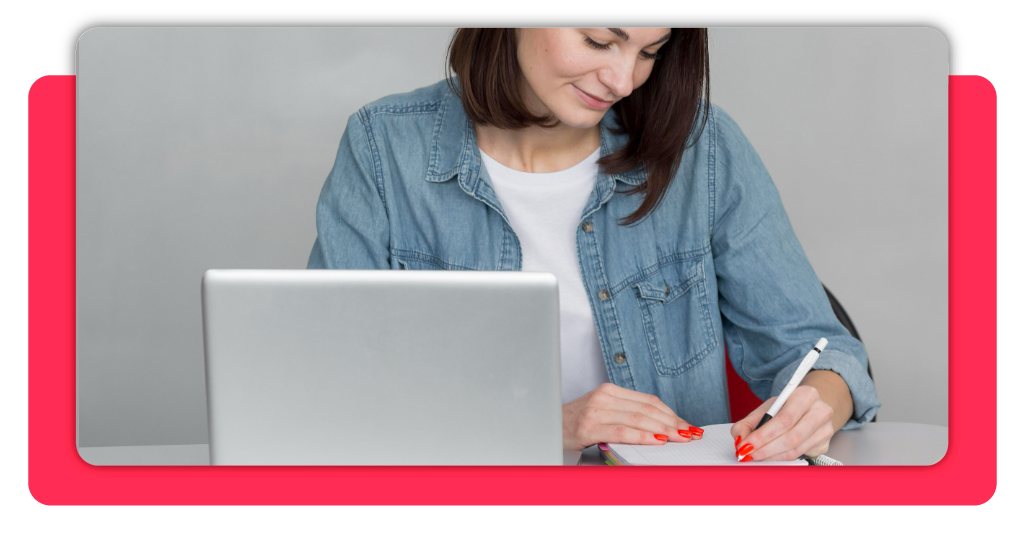 Cursos SEPE gratuitos para ti: inscríbete antes de que se agoten 1 Una estudiante de un curso del SEPE preparándose para presentar su primera evaluación y continuar avanzando en su formación 100% subvencionada.