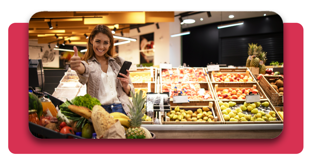 Curso de carretillero gratis: consigue empleo en Mercadona ya 1 Una mujer sonríe a la cámara mientras sujeta su teléfono. Hace un ademán de victoria con el pulgar porque la compra que hizo en Mercadona fue muy económica.