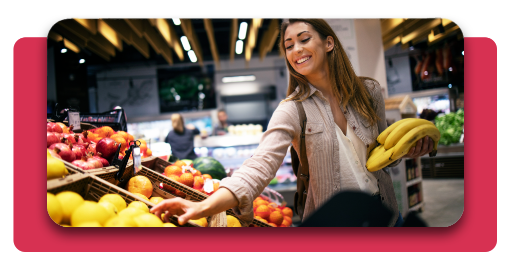 Curso de carretillero gratis: consigue empleo en Mercadona ya 2 Una mujer sonríe porque encontró fruta fresca mientras hacía sus compras en Mercadona. Al parecer, hay una oferta, ya que lleva varias bananas en la mano.