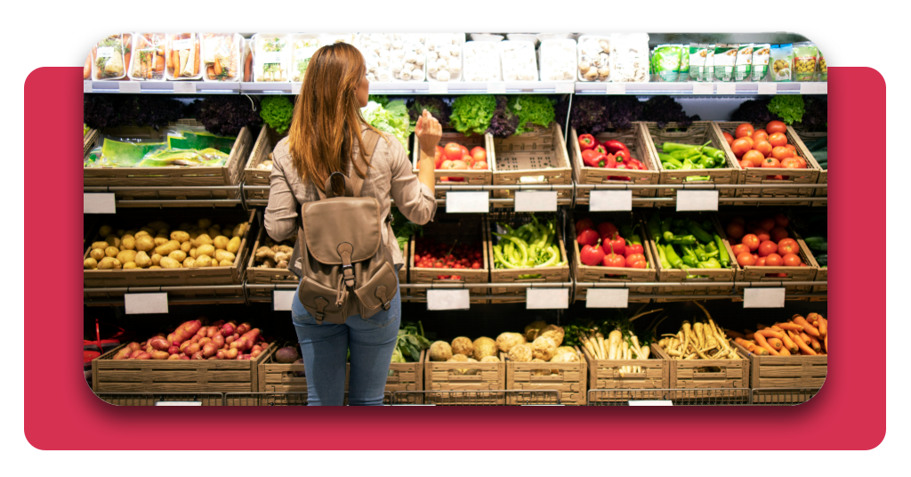 Curso de carretillero gratis: consigue empleo en Mercadona ya 3 Una mujer está seleccionando frutas y verduras en Mercadona. Está priorizando las bandejas por sobre las exhibidas en el mostrador debido a su frescura.
