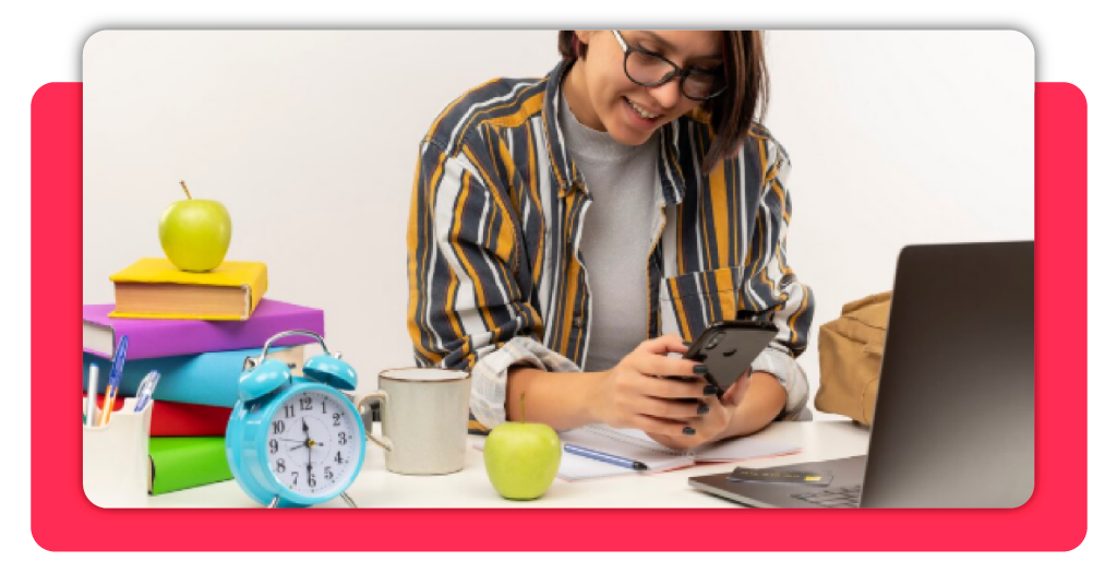 Cursos subvencionados por SEPE para desempleados: inscríbase ahora 1 Estudiante sonriente con gafas sentado en su escritorio consultando aplicaciones de formación gratuita en su teléfono móvil para mejorar sus competencias.