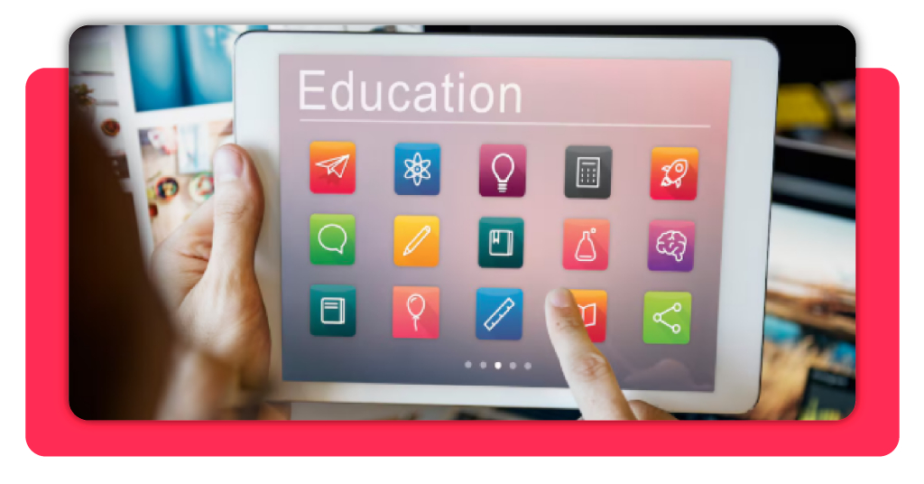 Cursos subvencionados por SEPE para desempleados: inscríbase ahora 5 Persona revisando aplicaciones educativas en su teléfono móvil para adquirir nuevas habilidades técnicas y mejorar su perfil profesional en el mercado laboral.