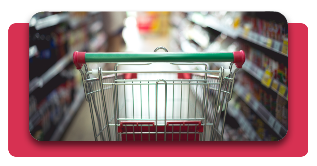 Trabaja en Mercadona: curso de carretillero para acceder a vacantes 1 Un carrito de compras estacionado en el pasillo de un supermercado, reflejando la necesidad de adquirir productos para sustentar la alimentación.