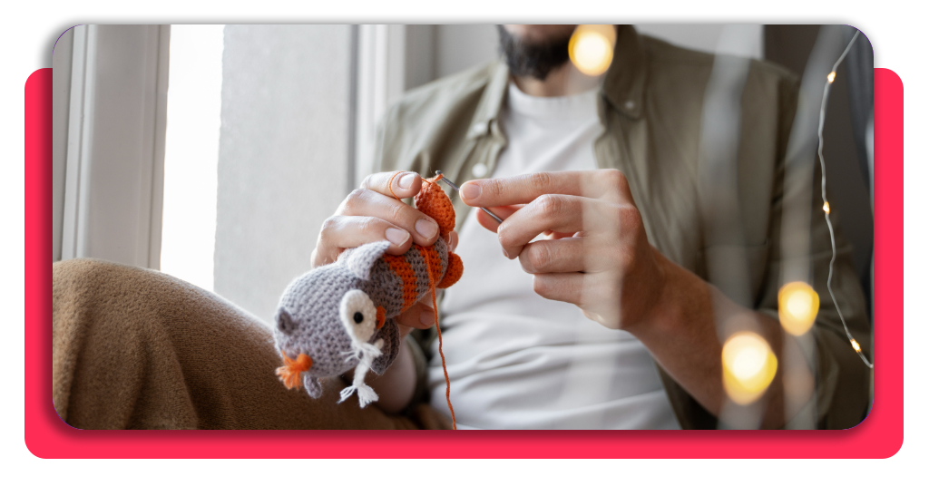 Persona tejiendo a crochet con un ovillo de lana