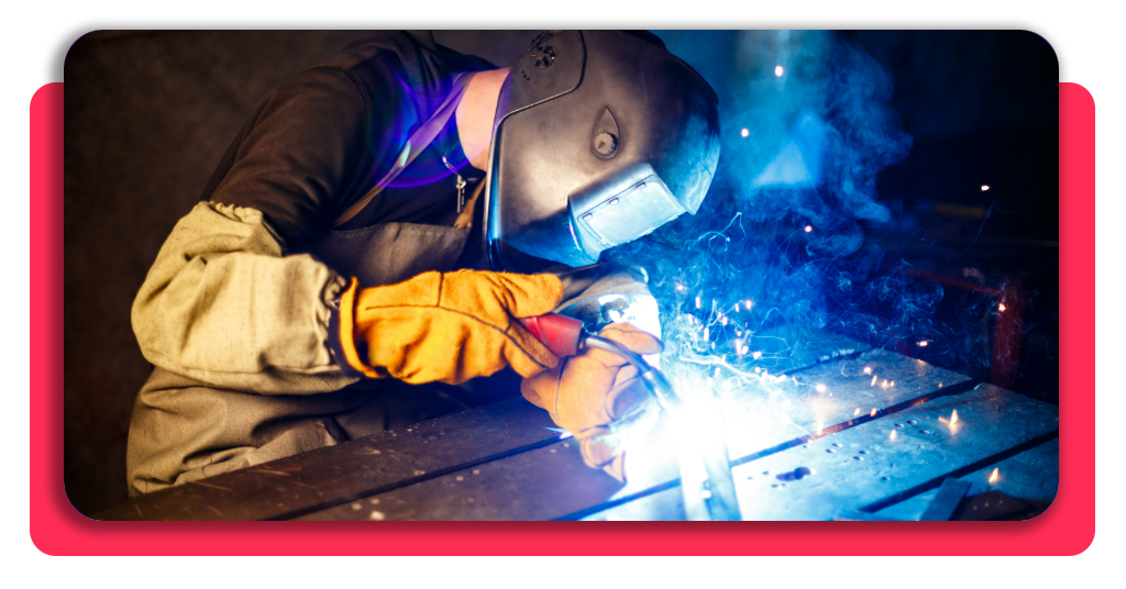Corte de metal con equipo de plasma en planta industrial