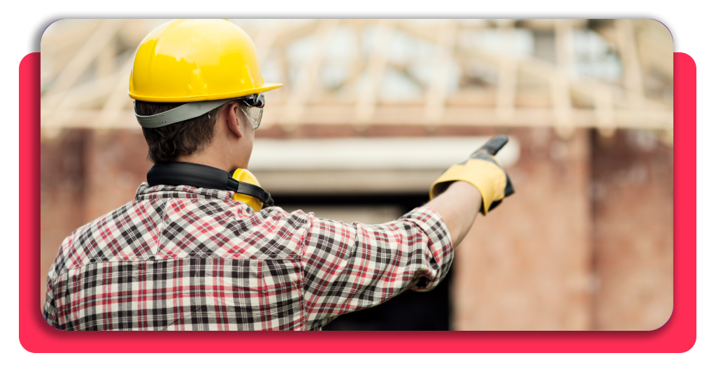 Trabajador de la construcción señalando en obra