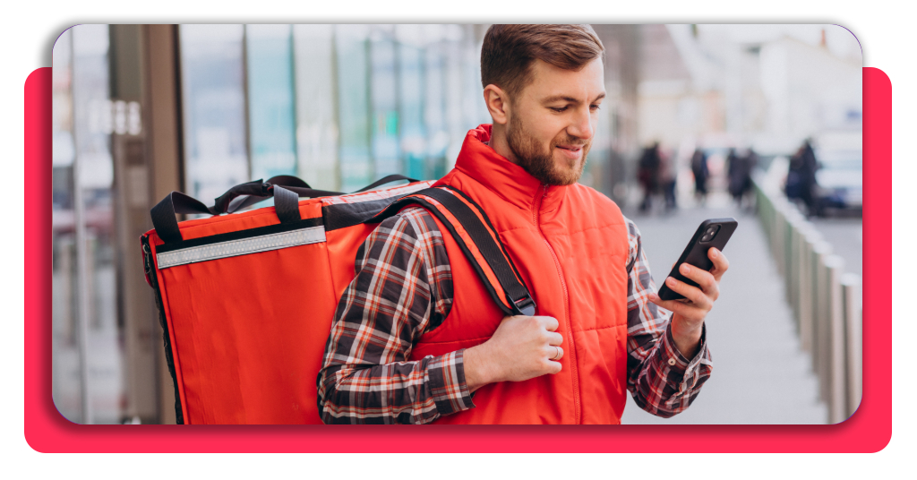 Repartidor de comida con cajas de comida