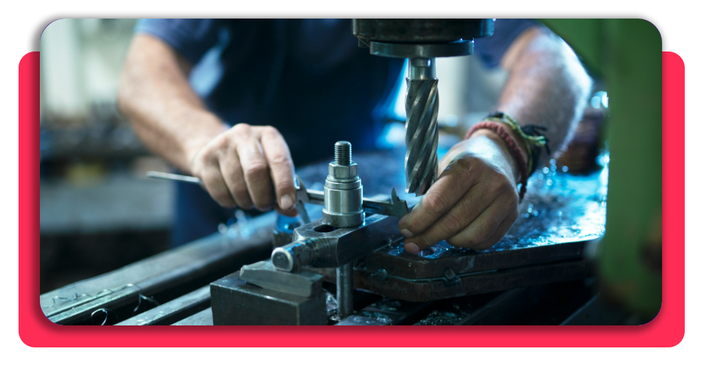 Sé tornero (25.000€): curso gratis de mecanizado 1 Trabajador operando máquina industrial en taller de mecanizado