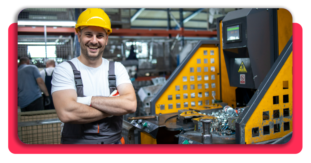 Sé tornero (25.000€): curso gratis de mecanizado 2 Trabajador de fábrica con brazos cruzados junto a máquina industrial