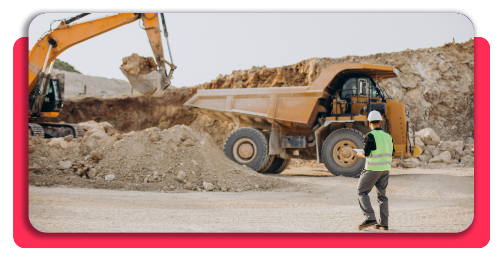 Trabajador masculino operando una excavadora en una cantera de arena