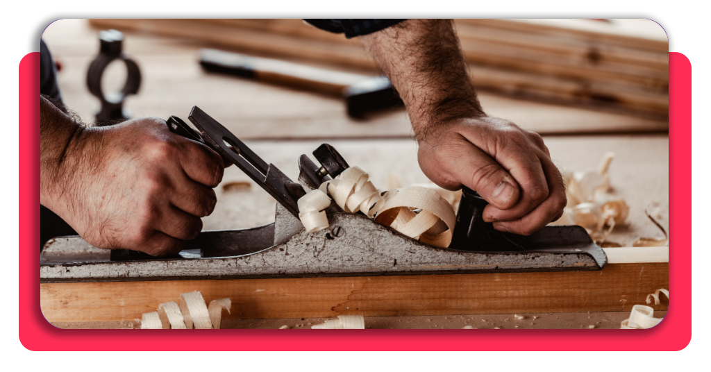 25€ la hora y sin fichar en una oficina: cursos de carpintería GRATIS 1 Carpintero trabajando la madera en su taller